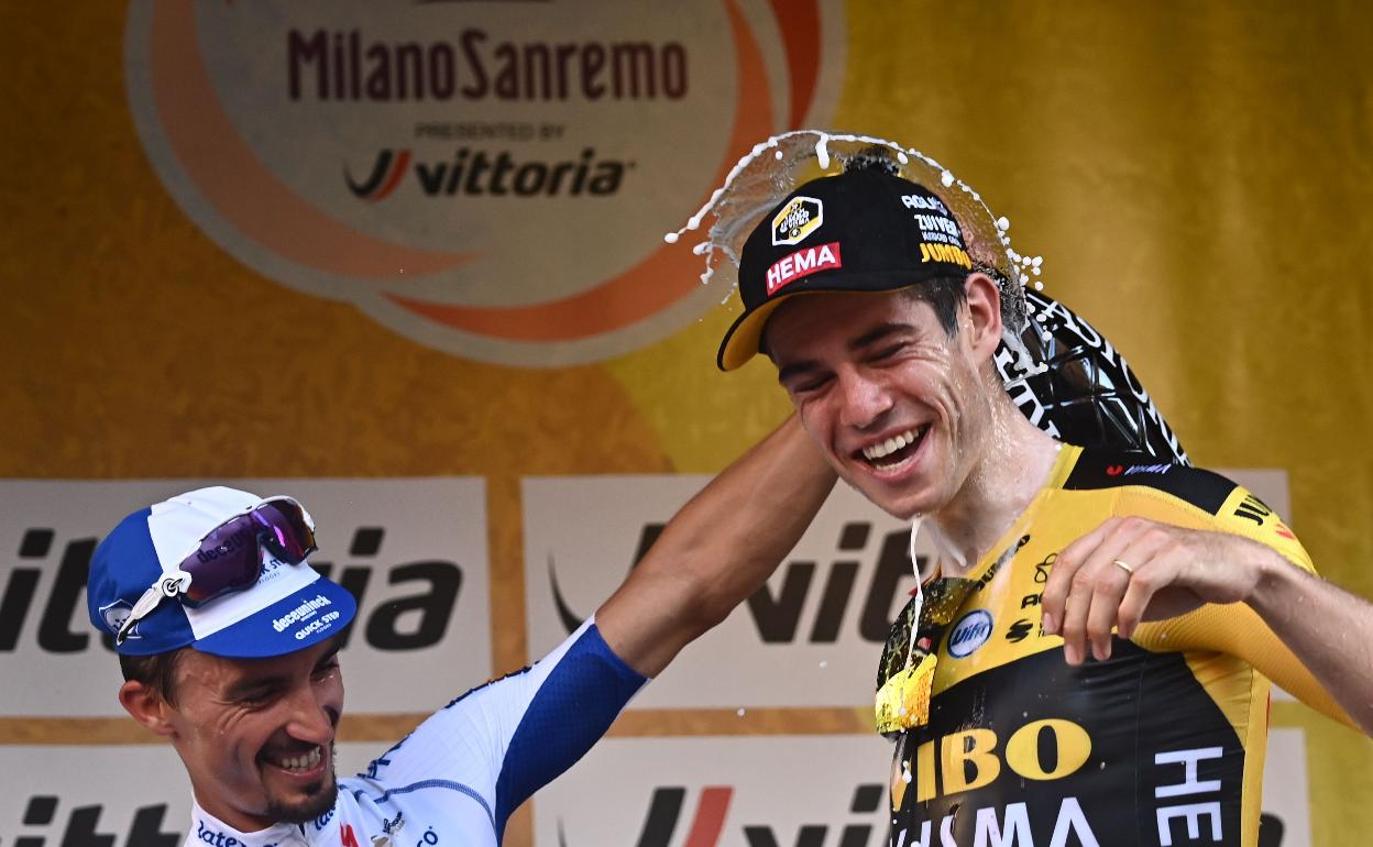 Alaphlippe riega con champán a Van Aert, ganador en San Remo. 