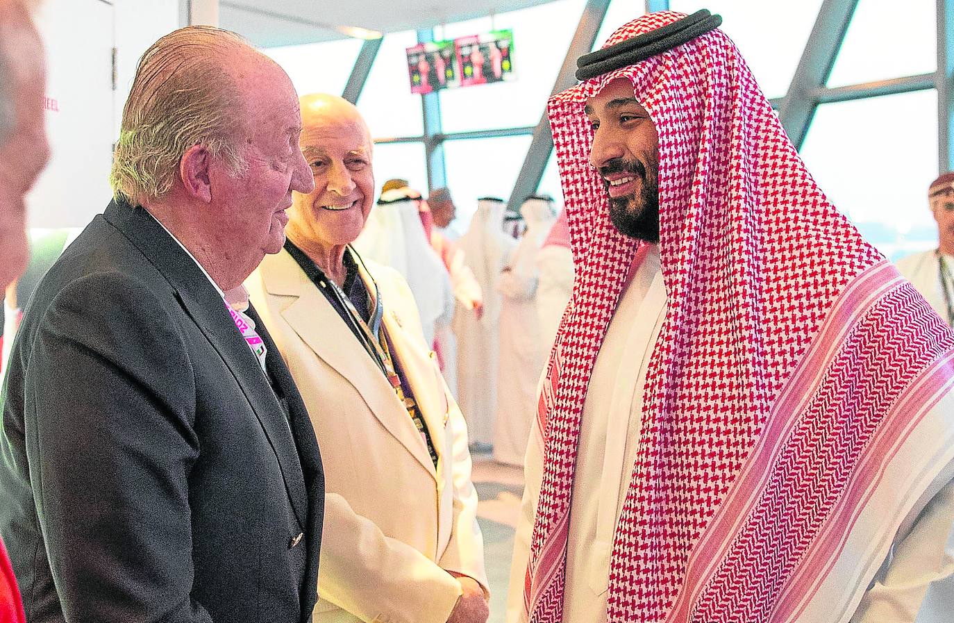 Juan Carlos I charla con el príncipe heredero, Mohamed bin Salman, durante una visita al circuito de F1 de Abu Dabi. 
