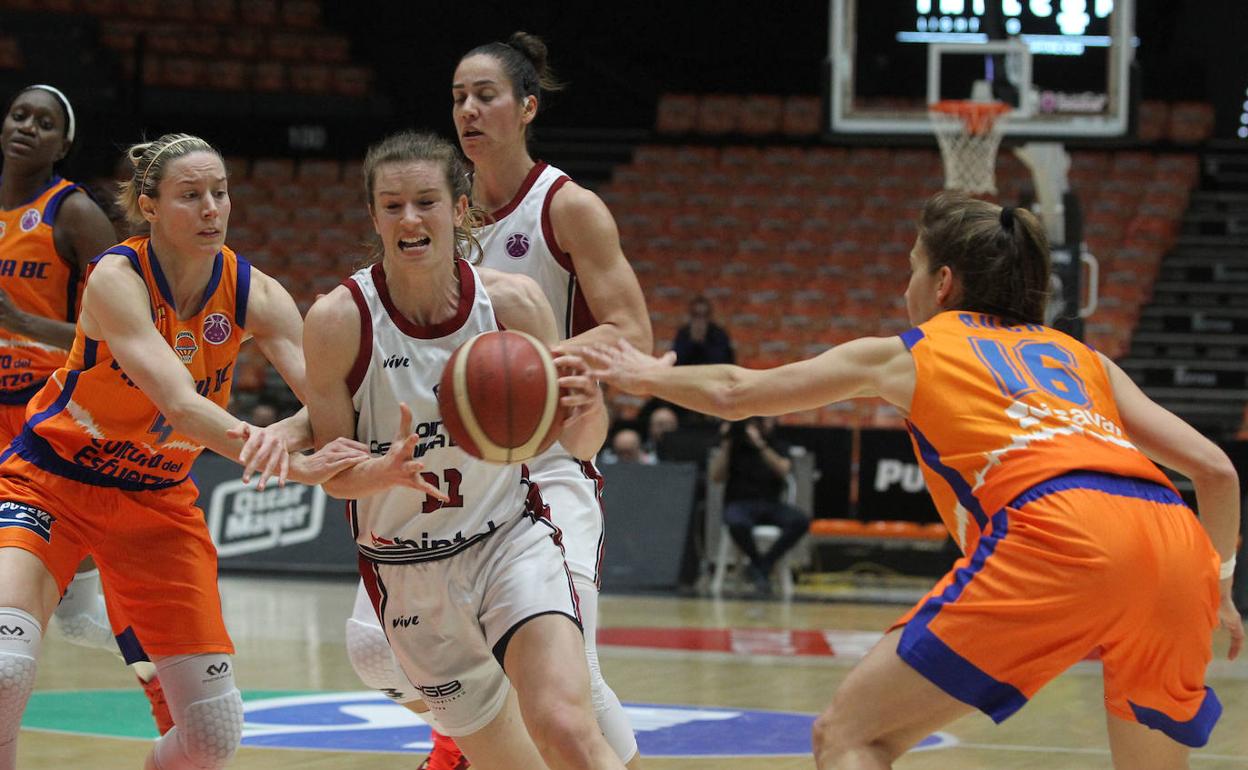 Dietrick entra a canasta en la eliminatoria contra el Valencia.