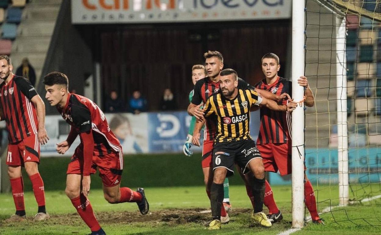 Diego Fernández defiende un córner con el Arenas.