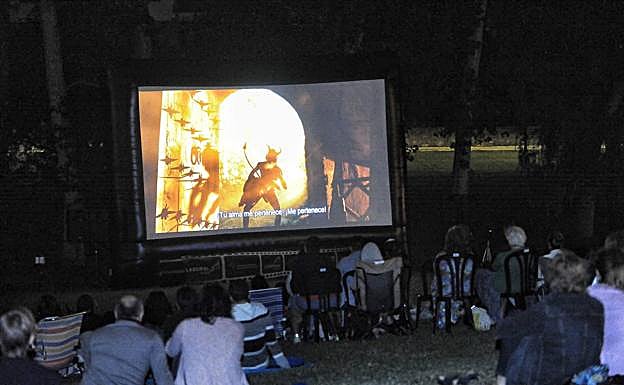 Una proyección el año pasado al aire libre en Armentia. 