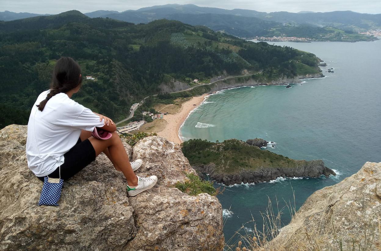 Panorámica de la costa y la playa de Laga desde el cabo Ogoño.