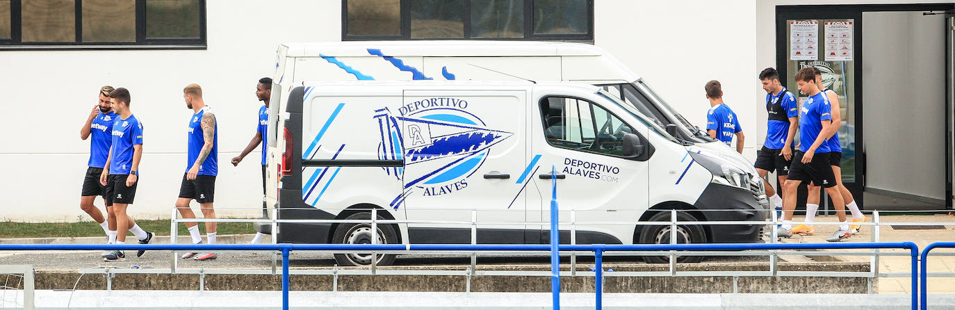 Machín ha dirigido el primer entrenamiento del Alavés en Ibaia. 