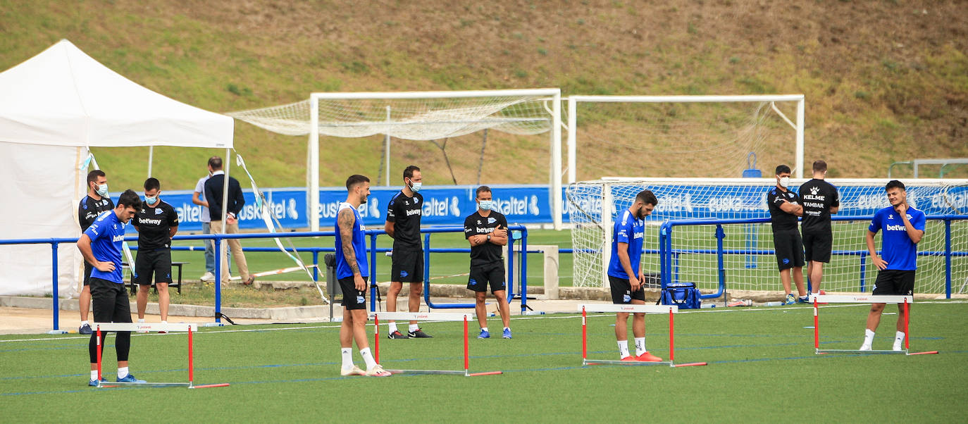 Machín ha dirigido el primer entrenamiento del Alavés en Ibaia. 