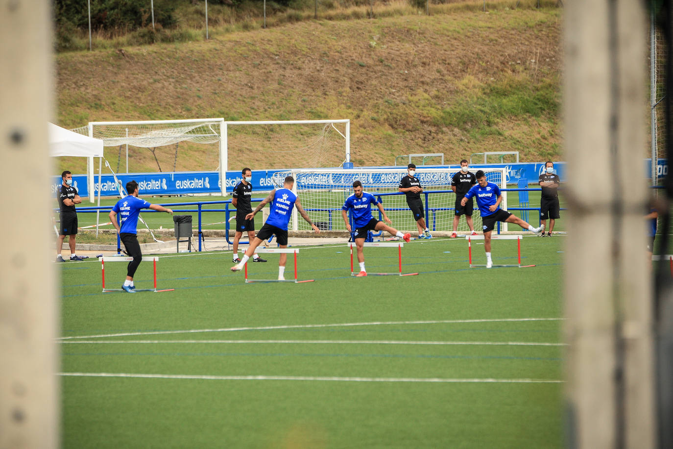 Machín ha dirigido el primer entrenamiento del Alavés en Ibaia. 
