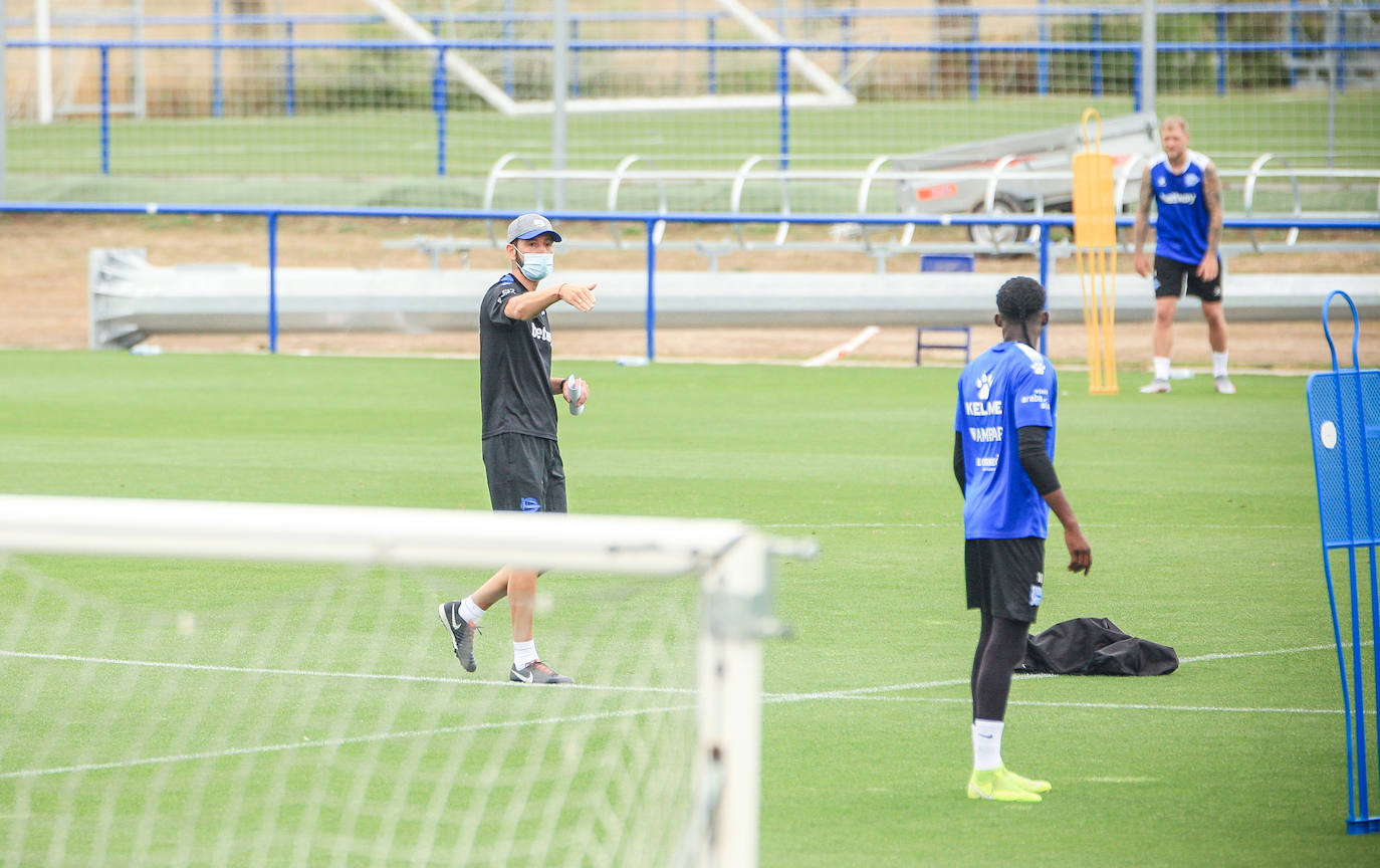 Machín ha dirigido el primer entrenamiento del Alavés en Ibaia. 