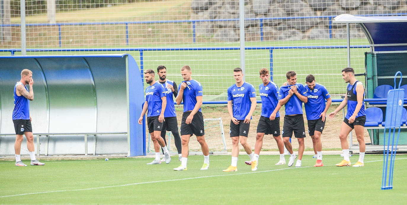 Machín ha dirigido el primer entrenamiento del Alavés en Ibaia. 