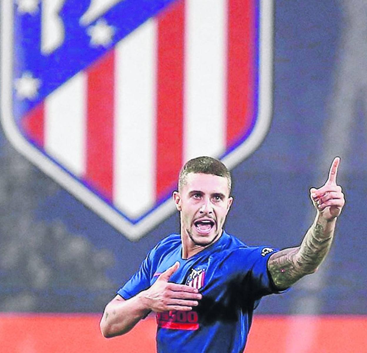 El central rojiblanco Hermoso, durante un entrenamiento del Atlético. 