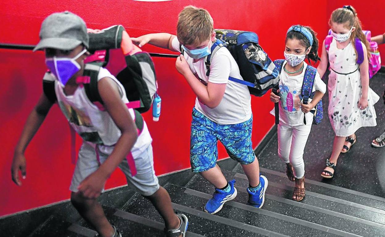 Alumnos de un colegio alemán acceden a las aulas con sus mascarillas. 