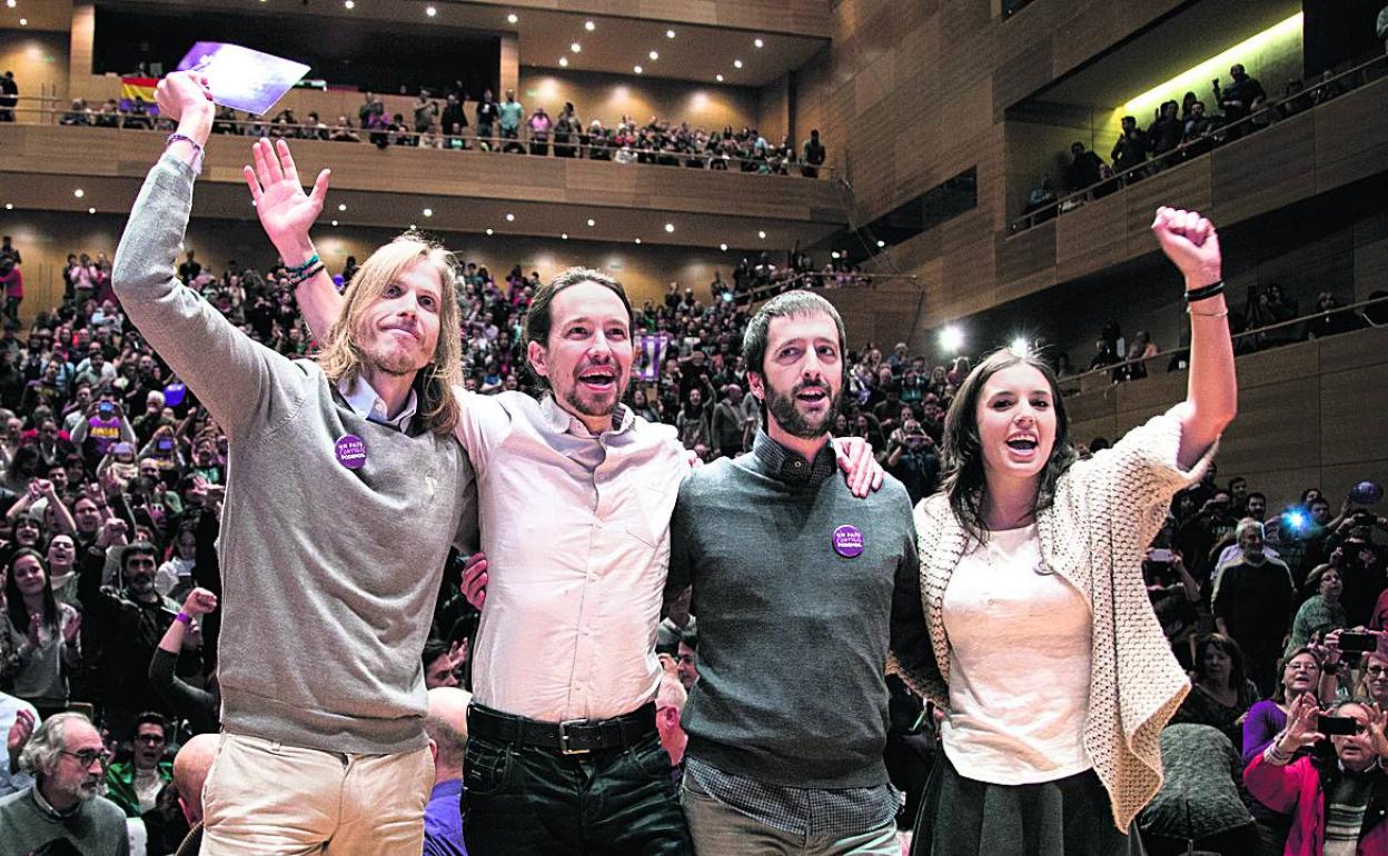 El secretario de comunicación de Podemos, Juanma del Olmo, entre Iglesias y Montero, en un acto de 2015. 