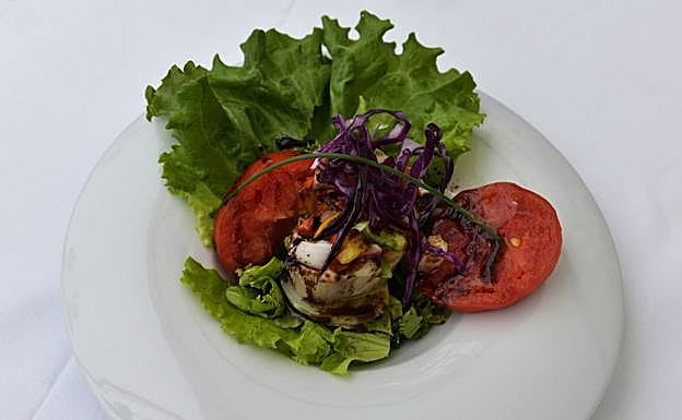 Ensalada de tomate con taco de bonito cocido y vinagreta. 