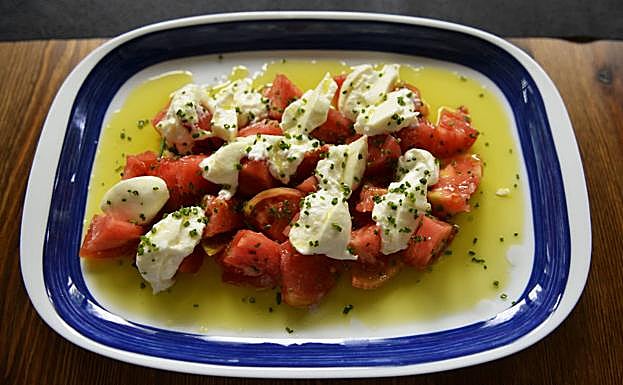 Ensalada de tomate de Algorta con burrata. 