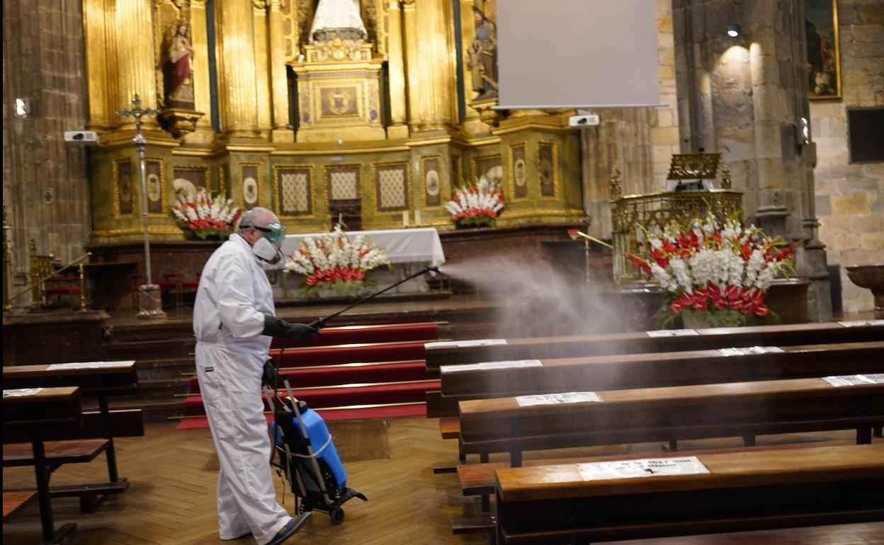 Interior de la basílica de Begoña: fieles con mascarilla y distancia de seguridad.