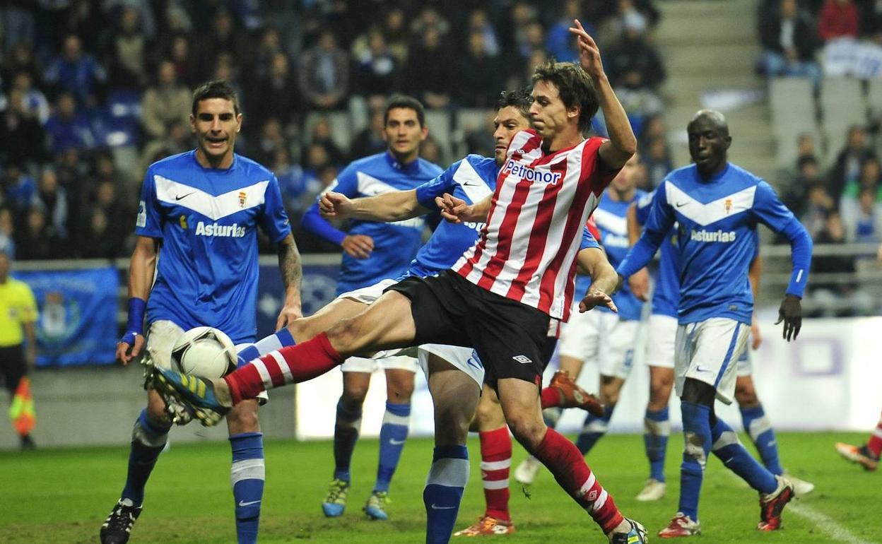 Iturraspe trata de controlar el balón en el partido de Copa disputado en 2011.