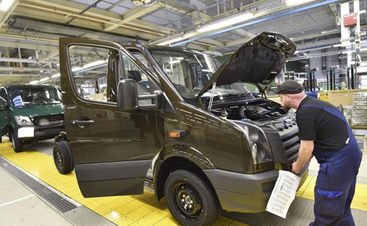 Un empleado de Mercedes-Benz trabaja en la fábrica alemana de Lundwigsfelde.