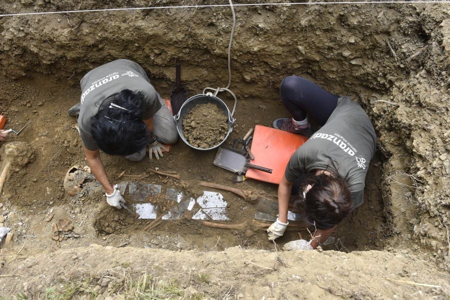 Fotos: Aranzadi localiza los restos del gigante de Altzo