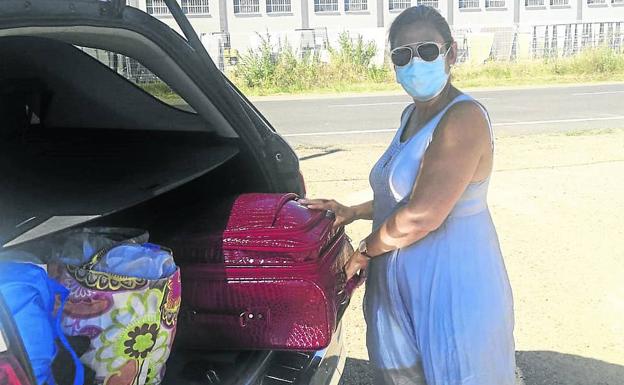 Imagen principal - Leticia Comerón en el Camino de Santiago portugués. Abecia carga las maletas. Fernández de Pinedo, en la zona de Ezcaray. 