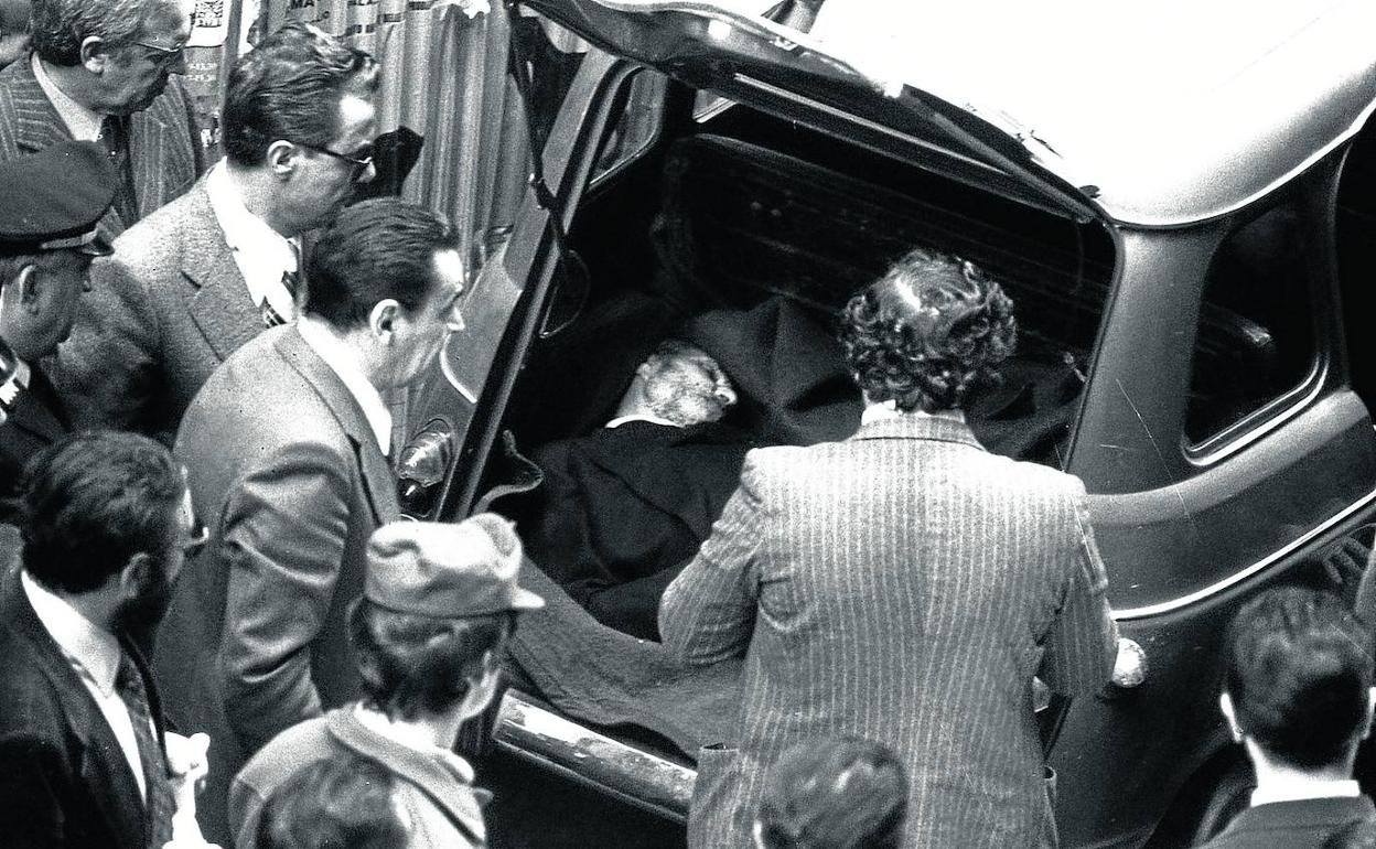 Histórica imagen del cuerpo de Aldo Moro en el maletero de un vehiculo tras su secuestro y asesinato por la banda en 1978. 