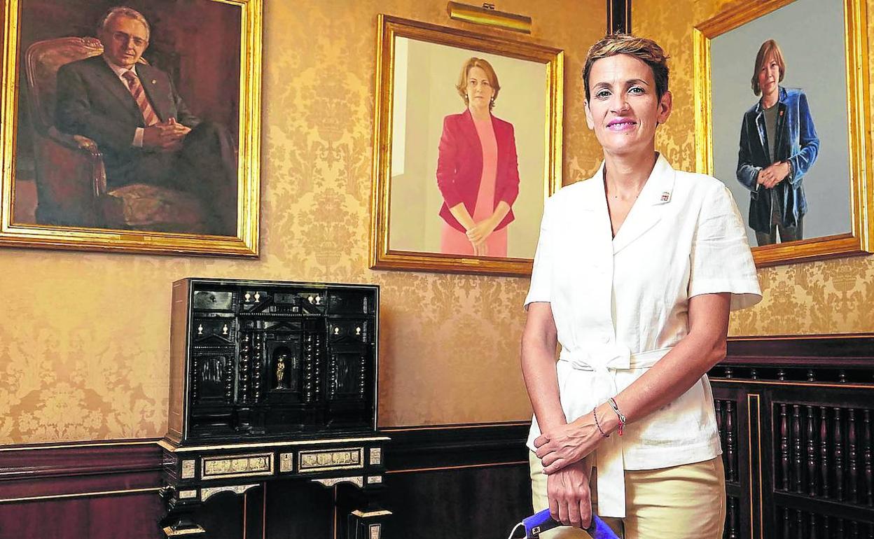 La presidenta de Navarra, María Chivite, posa en la sala del Palacio foral que alberga los retratos de sus predecesores. En la imagen, Sanz, Barcina y Barkos.