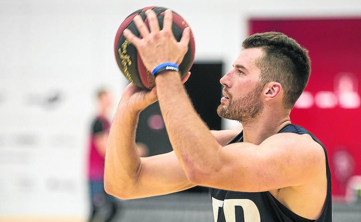 Peters, uno de los nuevos fichajes, intenta un tiro a canasta en el entrenamiento de ayer.