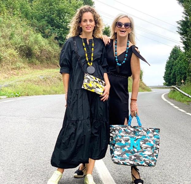 Astrid Líbano y Miren González de Mendialdua con dos collares de su colección.