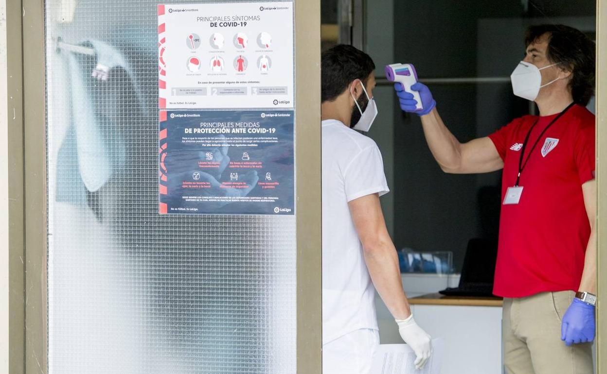 Josean Lekue toma la temperatura a Mikel Balenziaga en Lezama. 