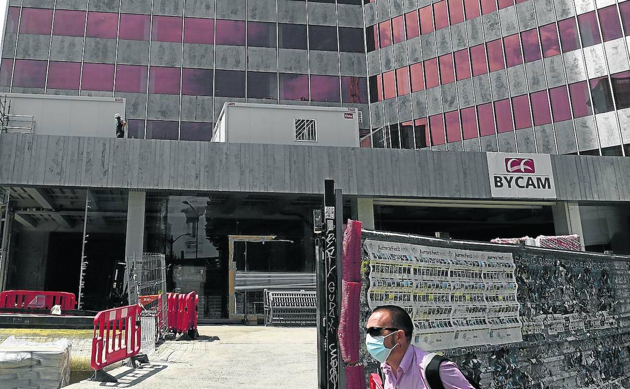 La multinacional explotará cinco de los seis pisos que componen el cubo y su prolongación al rascacielos. 