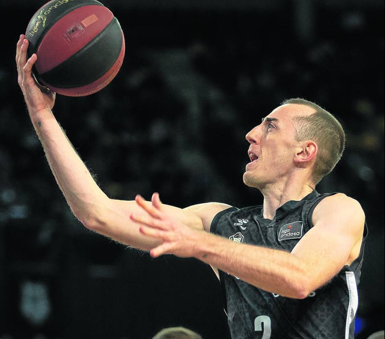 Rousselle entra a canasta durante un partido de la pasada temporada.