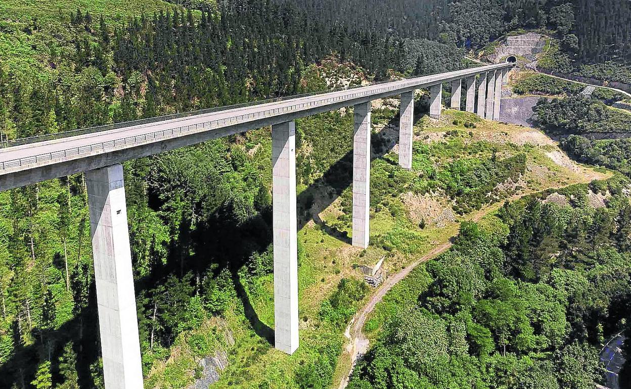 Viaducto del tren de alta velocidad sobre un paraje natural en Aramaio.
