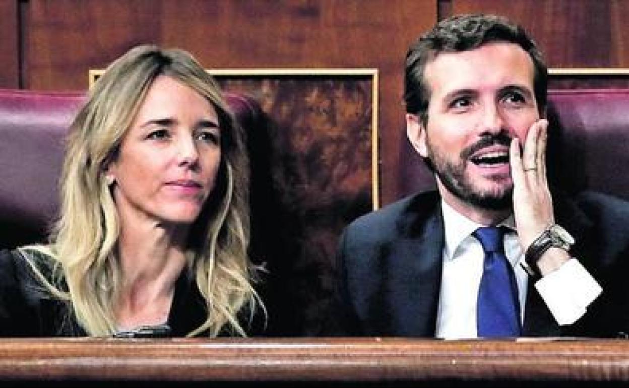 Cayetana Álvarez de Toledo y Pablo Casado, en el Congreso.