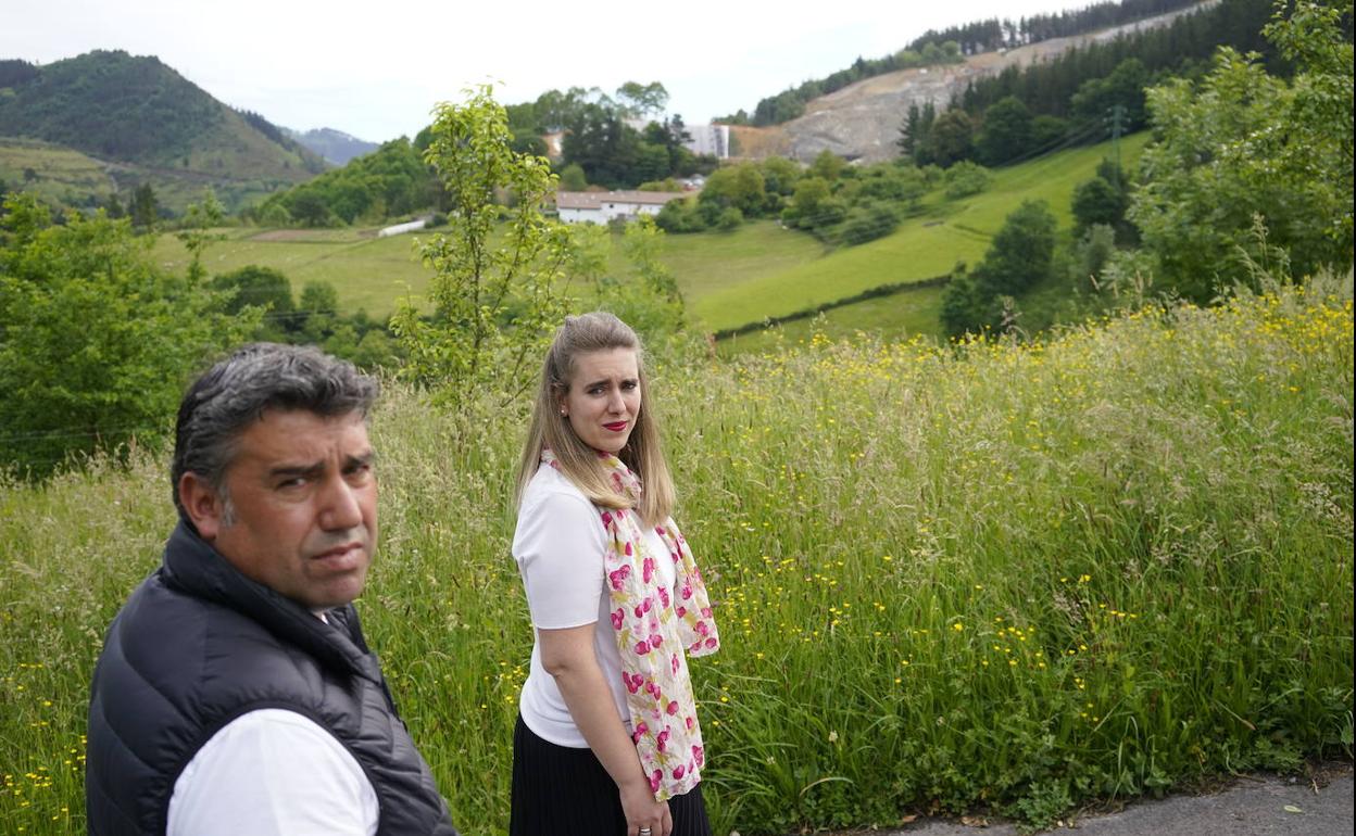 Txisko, el hermano de Joaquín Beltrán, y Naia, hija de Alberto Sololuze, hablaron con EL CORREO el pasado mes de mayo. El fondo de la imagen, el vertedero de Zaldibar. 