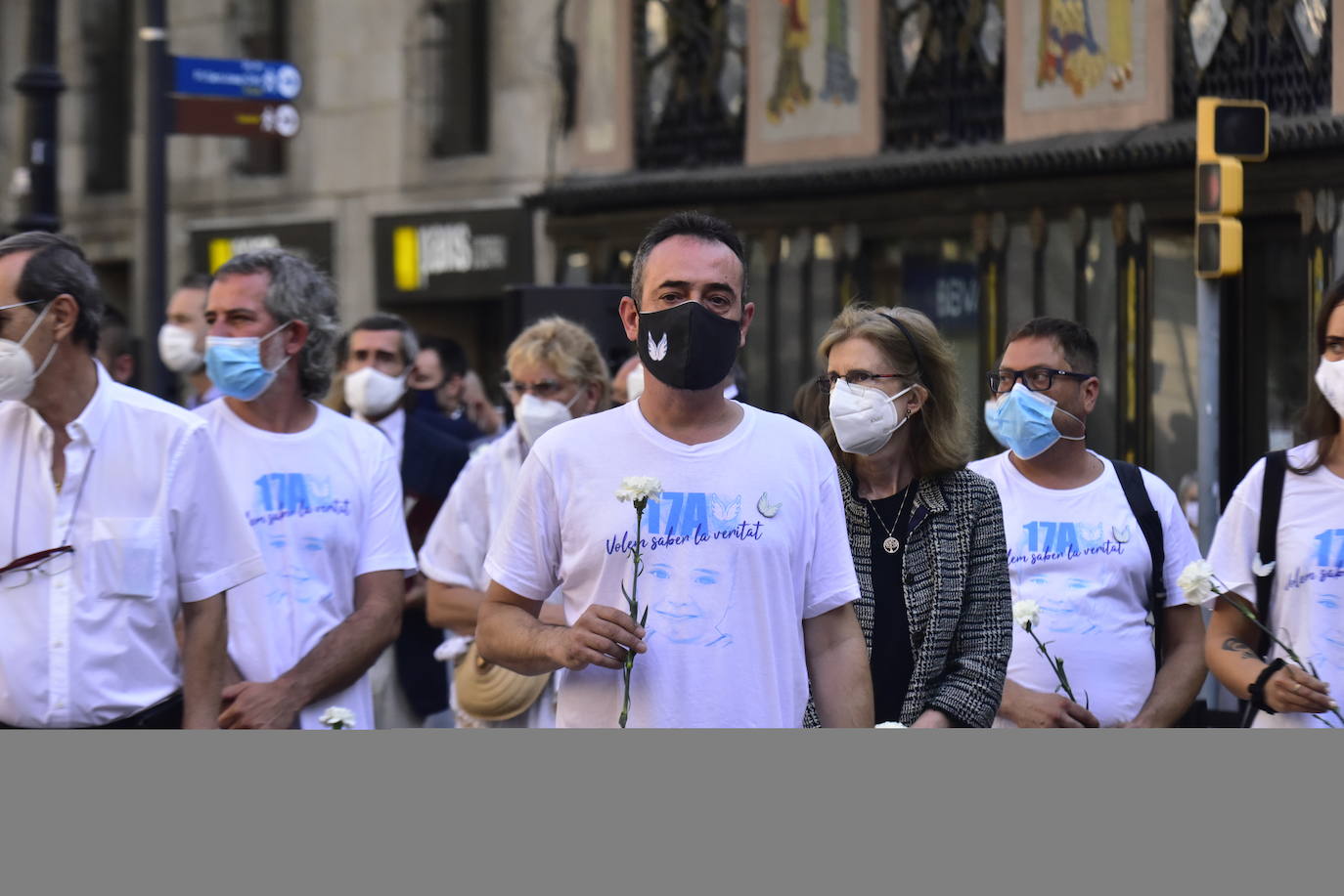 Un hombre protegido con mascarilla sostiene una rosa blanca en recuerdo a las 16 personas fallecidas el 17 de agosto de 2017 en los atentados de Barcelona y Cambrils durante el homenaje y minuto de silencio celebrado en Las Ramblas con motivo del tercer aniversario del ataque.