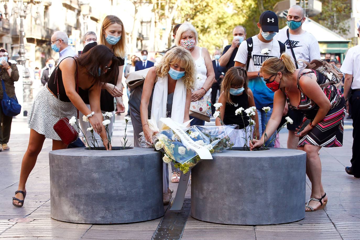 Familiares de las víctimas del atentado terrorista del 17 de agosto de 2017 participan en la ofrenda floral en las Ramblas, celebrada durante el acto de homenaje a las víctimas en Barcelona