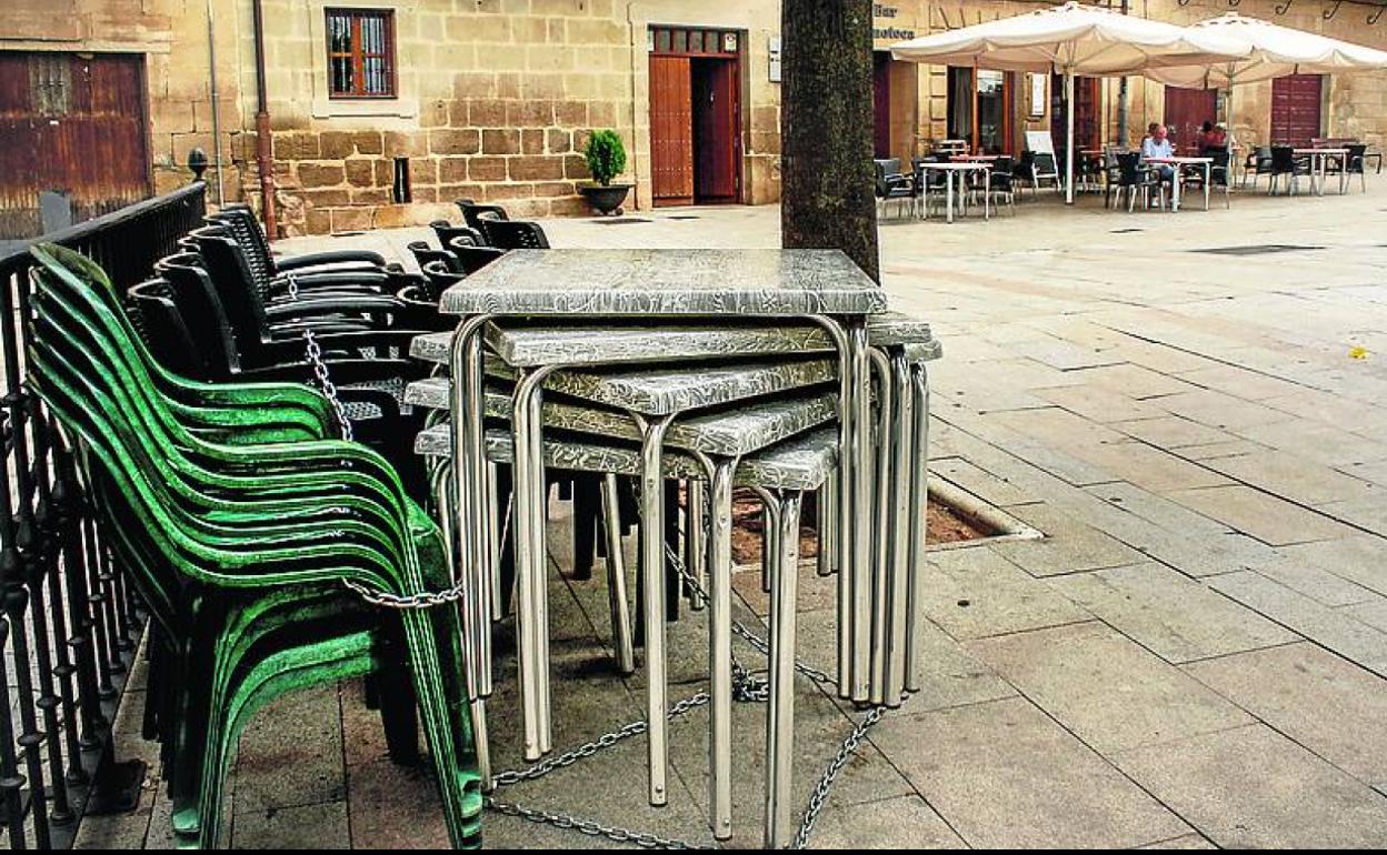 En la Plaza Mayor solo abrió uno de los cuatro bares. 