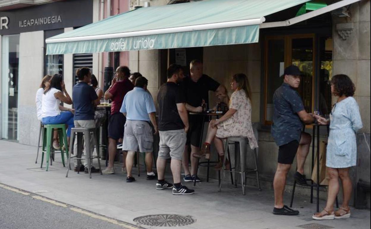 Solo se podrá consumir sentado en la terraza o dentro del local. 