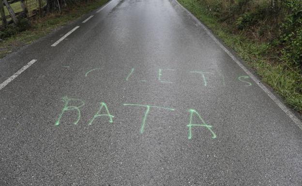 Pintada contra el vicepresidente segundo del Gobierno escrita en la carretera de acceso a Felgueras. 