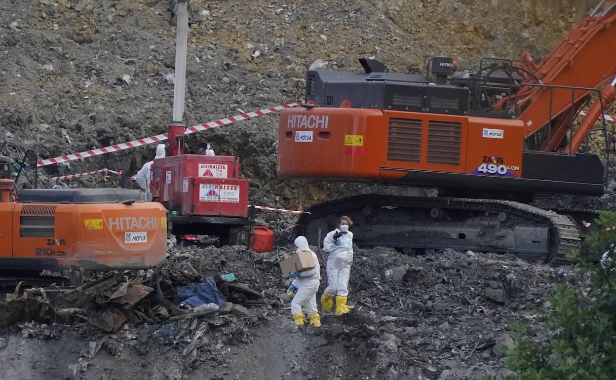 Unas placas metálicas, un perro que no marcó nada y la intuición de los rescatadores