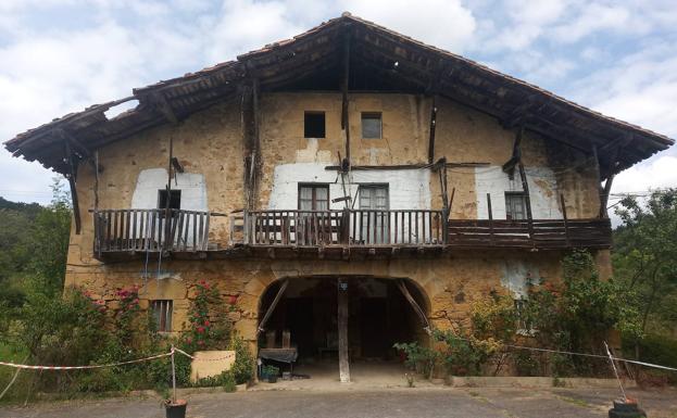 Caserío centenario en el camino entre Goikolexea y Ugalde.