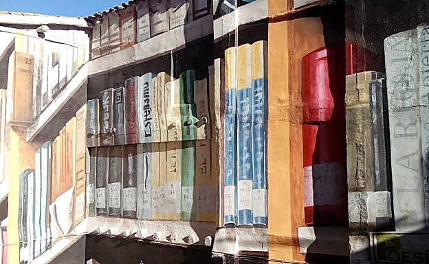 La fachada asemeja una librería.