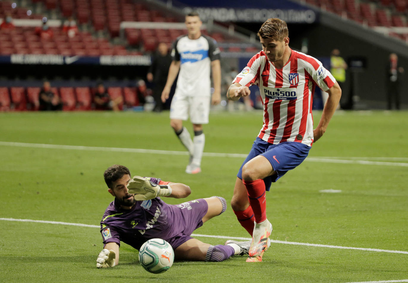 Pacheco intenta atajar el balón ante Morata, del Atlético. 