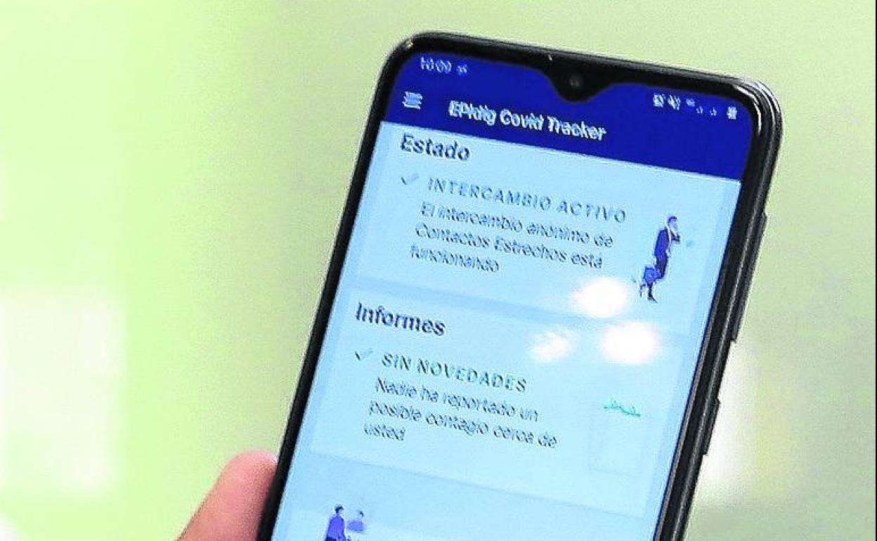 Un usuario maneja una aplicación de rastreo.