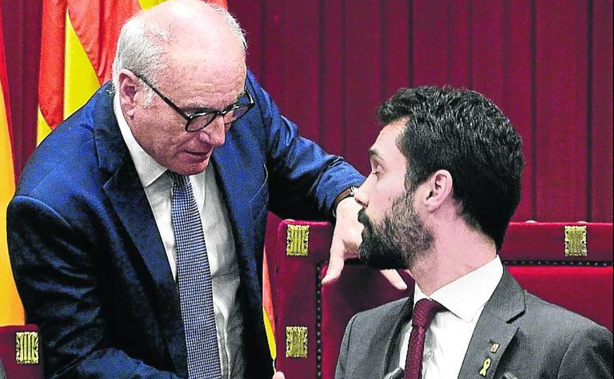 Xavier Muro y Roger Torrent, en una sesión del Parlament en 2018.