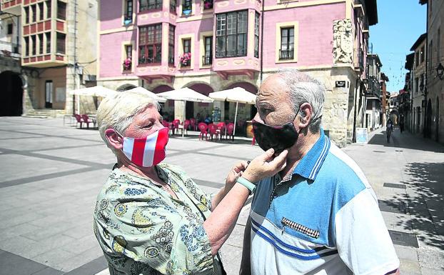 Con cariño. Maite le ajusta a Gabriel la mascarilla: sí, es oscura pero del Athletic.