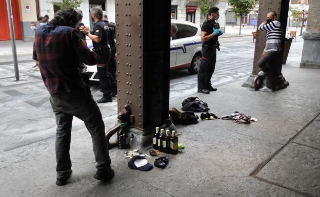 Imagen principal - Detenidos tras robar cuatro botellas de whisky, una garrafa de aceite y una tablet en dos tiendas de Indautxu