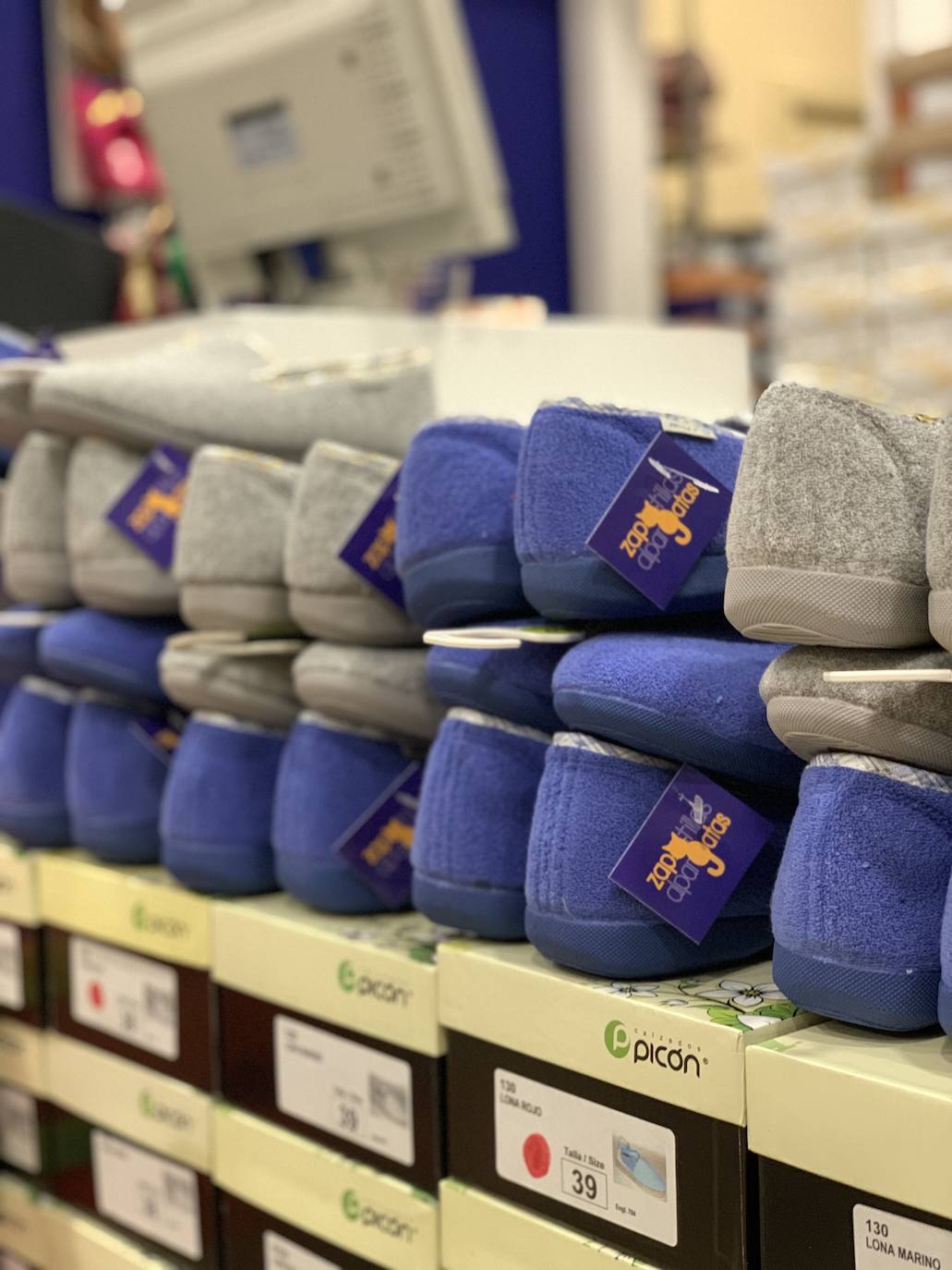 Fotos: La especial tienda de Milagros en el Casco Viejo con más de 1.000 alpargatas