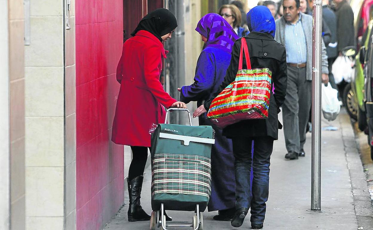 Un grupo de mujeres pasa por las calles de Miranda con sus cabezas tapadas.