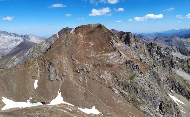 El tramo final de la subida es el más difícil. La foto está tomada desde la cima del Argualas.