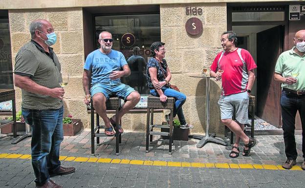 Javier, de rojo, y su cuadrilla en el Wine Sido.