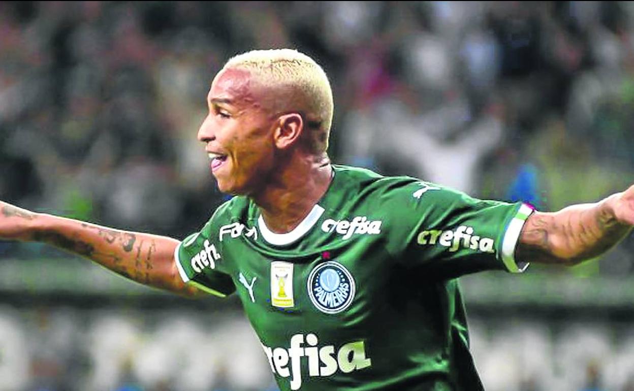 Deyverson celebra con su habitual euforia uno de los goles que anotó en su etapa en el Palmeiras. 