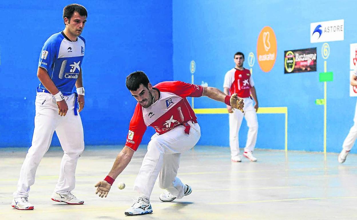 Ezkurdia levanta una pelota con la derecha en el ancho del frontón de la Ikastola de Elgoibar.